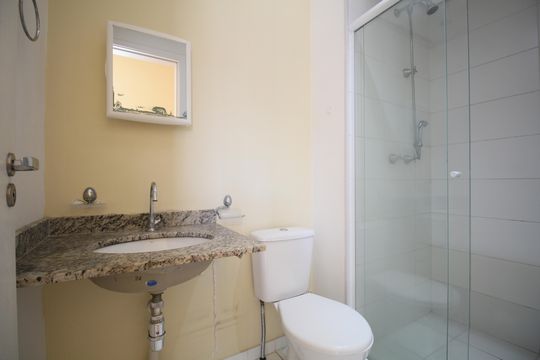 Banheiro de apartamento para alugar com 2 quartos, 50m² em Parque Reboucas, São Paulo