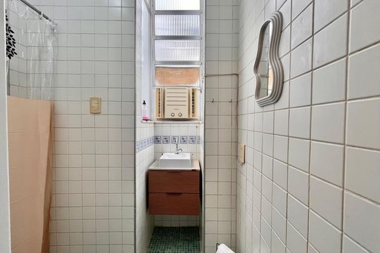 Banheiro da suíte de apartamento para alugar com 3 quartos, 70m² em Copacabana, Rio de Janeiro