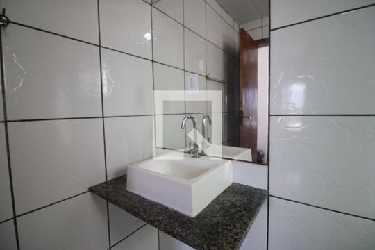 Banheiro social de kitnet/studio para alugar com 1 quarto, 27m² em Curicica, Rio de Janeiro
