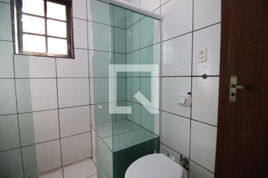Banheiro social de kitnet/studio para alugar com 1 quarto, 27m² em Curicica, Rio de Janeiro