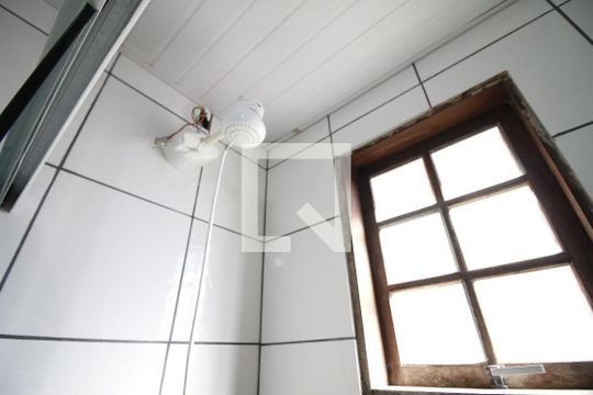 Banheiro social de kitnet/studio para alugar com 1 quarto, 27m² em Curicica, Rio de Janeiro