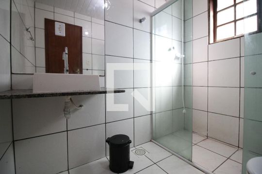 Banheiro social de kitnet/studio para alugar com 1 quarto, 27m² em Curicica, Rio de Janeiro