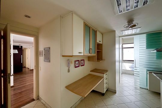 Cozinha de apartamento à venda com 3 quartos, 121m² em Leme, Rio de Janeiro