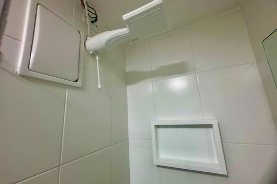 Banheiro social de kitnet/studio para alugar com 1 quarto, 31m² em Centro, Guarulhos