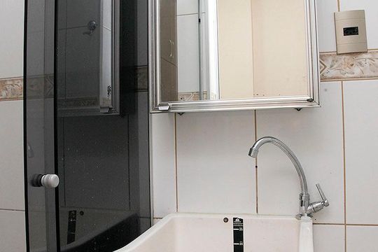 Banheiro de Serviço de apartamento para alugar com 2 quartos, 65m² em Centro Histórico, Porto Alegre