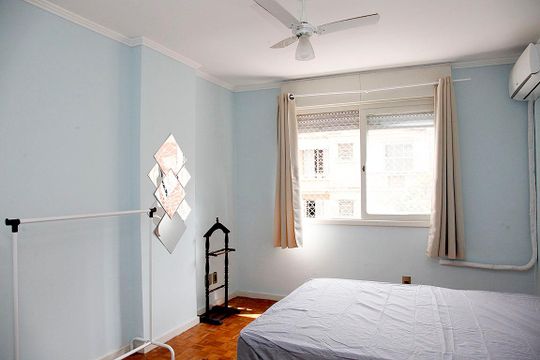 Quarto 1 de apartamento para alugar com 2 quartos, 65m² em Centro Histórico, Porto Alegre