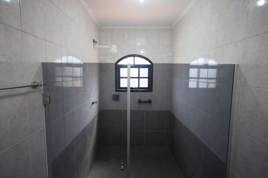 Banheiro da Suíte 1 de casa para alugar com 3 quartos, 284m² em Umuarama, Osasco