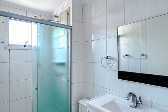 Banheiro de apartamento à venda com 2 quartos, 52m² em Vila Guilhermina, São Paulo