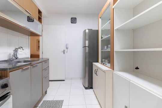 Cozinha de apartamento à venda com 2 quartos, 48m² em Vila Liviero, São Paulo