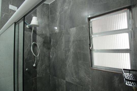 Banheiro de apartamento para alugar com 2 quartos, 70m² em Embaré, Santos