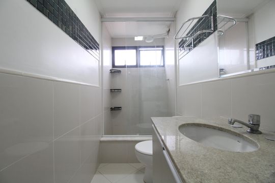 Banheiro de apartamento à venda com 2 quartos, 59m² em Jardim Monte Alegre, Taboão da Serra