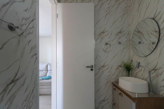 Banheiro de apartamento à venda com 2 quartos, 49m² em Vila Antonieta, São Paulo