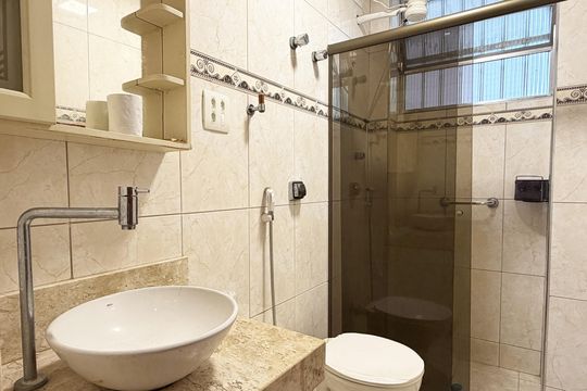 Banheiro de apartamento para alugar com 2 quartos, 60m² em Aparecida, Santos