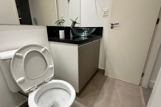 Banheiro da Suíte de apartamento para alugar com 1 quarto, 38m² em Campo Belo, São Paulo