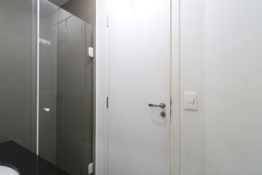 Banheiro de apartamento para alugar com 1 quarto, 30m² em Bom Retiro, São Paulo