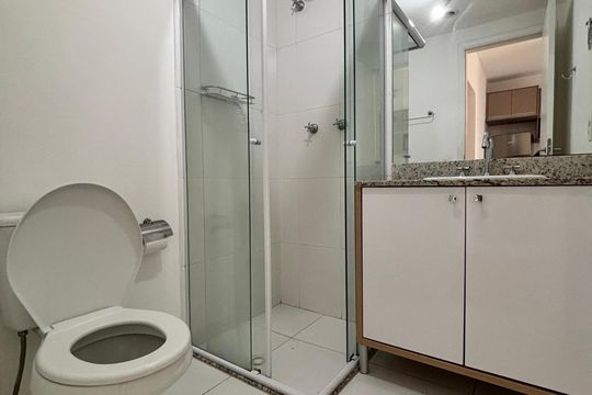 Banheiro  de apartamento à venda com 1 quarto, 40m² em Tamboré, Barueri