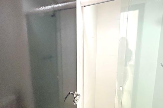 Banheiro  de apartamento à venda com 2 quartos, 56m² em Vila Galvão, Guarulhos