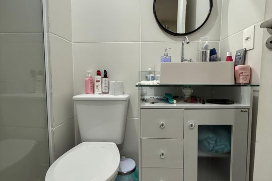 Banheiro social de kitnet/studio para alugar com 1 quarto, 28m² em Sé, São Paulo