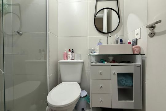Banheiro social de kitnet/studio para alugar com 1 quarto, 28m² em Sé, São Paulo
