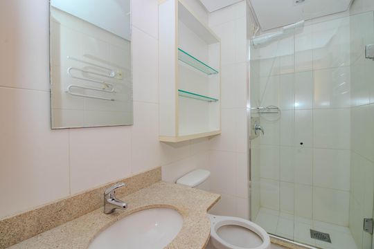 Banheiro de apartamento para alugar com 1 quarto, 37m² em Três Figueiras, Porto Alegre