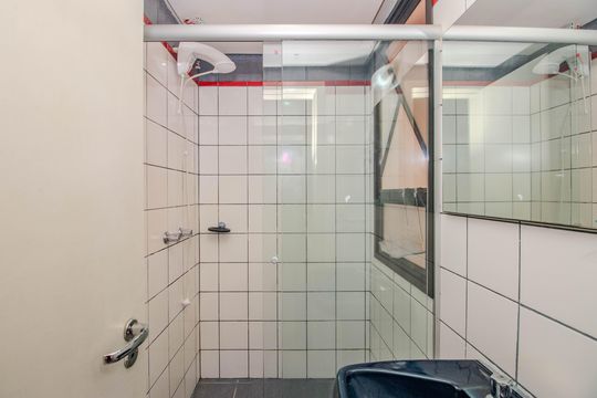 Banheiro de kitnet/studio para alugar com 1 quarto, 29m² em Bom Fim, Porto Alegre