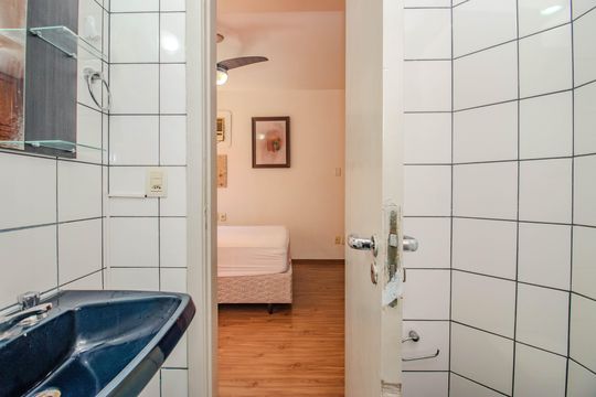 Banheiro de kitnet/studio para alugar com 1 quarto, 29m² em Bom Fim, Porto Alegre