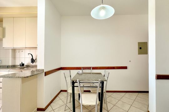 Sala de apartamento para alugar com 1 quarto, 65m² em Canasvieiras, Florianópolis