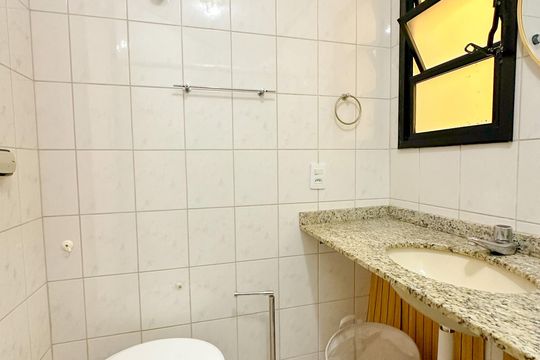 Banheiro de apartamento para alugar com 1 quarto, 65m² em Canasvieiras, Florianópolis