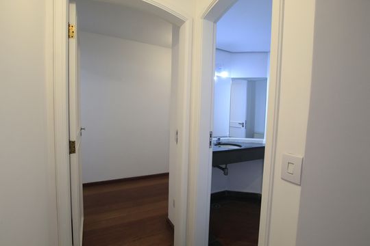 Corredor de apartamento à venda com 3 quartos, 190m² em Aclimação, São Paulo