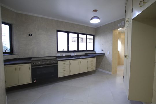 Cozinha de apartamento à venda com 3 quartos, 190m² em Aclimação, São Paulo