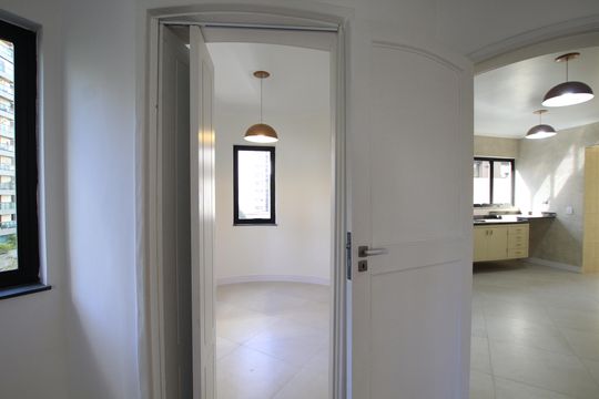 Corredor de apartamento à venda com 3 quartos, 190m² em Aclimação, São Paulo