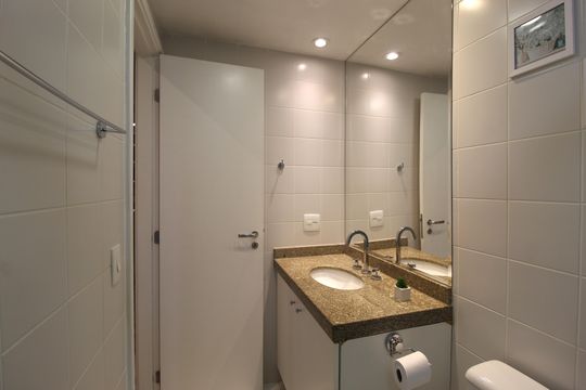 Banheiro social de apartamento para alugar com 2 quartos, 65m² em Vila Olímpia, São Paulo