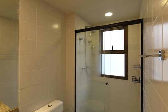 Banheiro da Suíte de apartamento para alugar com 2 quartos, 65m² em Vila Olímpia, São Paulo
