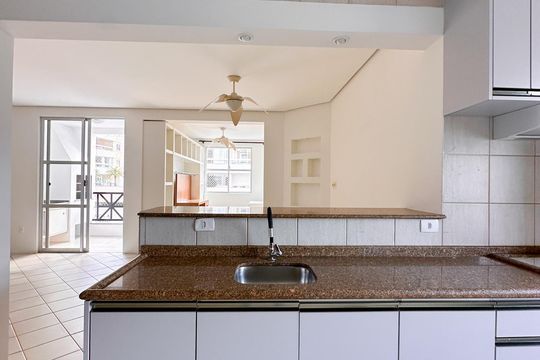 Cozinha de apartamento para alugar com 2 quartos, 85m² em Itacorubi, Florianópolis