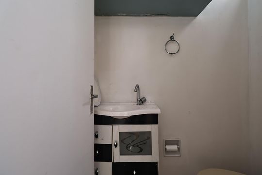 Banheiro de serviço de apartamento à venda com 3 quartos, 80m² em Campestre, Santo André