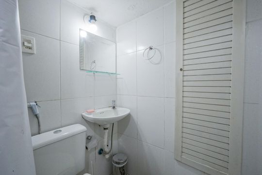 Banheiro social de kitnet/studio para alugar com 1 quarto, 25m² em Vila Mariana, São Paulo