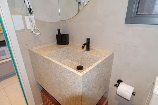 Banheiro de kitnet/studio para alugar com 1 quarto, 23m² em Consolação, São Paulo