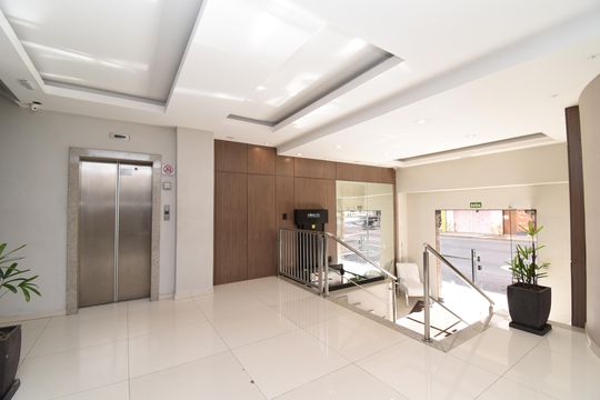 Hall de entrada de kitnet/studio para alugar com 1 quarto, 49m² em Centro, Curitiba