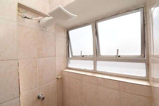 Banheiro social de kitnet/studio para alugar com 1 quarto, 49m² em Centro, Curitiba