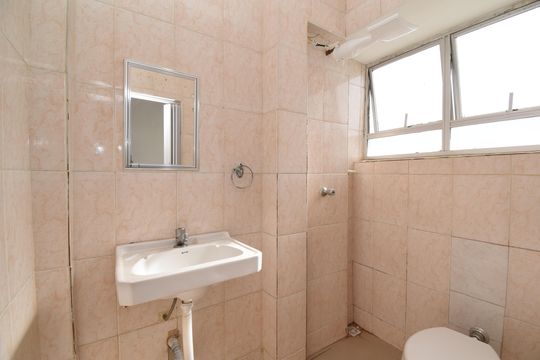 Banheiro social de kitnet/studio para alugar com 1 quarto, 49m² em Centro, Curitiba