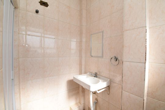 Banheiro social de kitnet/studio para alugar com 1 quarto, 49m² em Centro, Curitiba