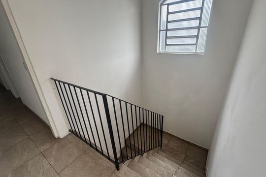 Corredor escadas de casa para alugar com 3 quartos, 125m² em Jardim Eliane, Cotia