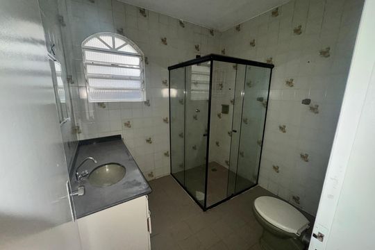 Banheiro de casa para alugar com 3 quartos, 125m² em Jardim Eliane, Cotia