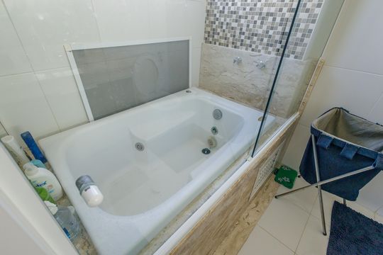 Banheiro da Suíte 1 de casa de condomínio à venda com 4 quartos, 213m² em Recreio dos Bandeirantes, Rio de Janeiro