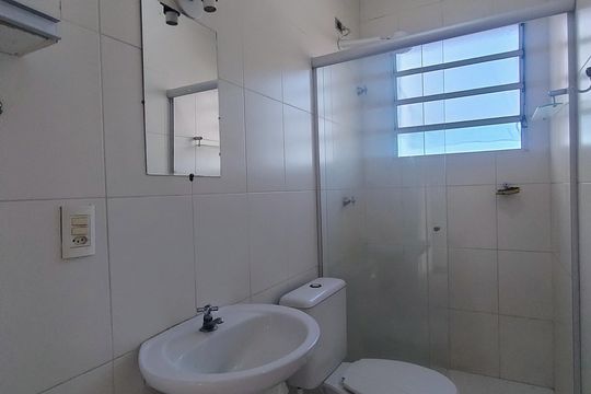 Banheiro social  de casa de condomínio para alugar com 3 quartos, 78m² em Demarchi, São Bernardo do Campo