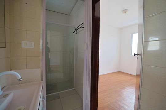Banheiro de apartamento para alugar com 2 quartos, 43m² em Conjunto Habitacional Padre José de Anchieta, São Paulo