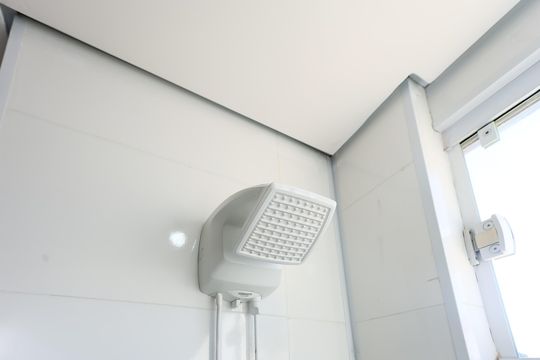 Banheiro de kitnet/studio para alugar com 1 quarto, 25m² em Vila Progredior, São Paulo