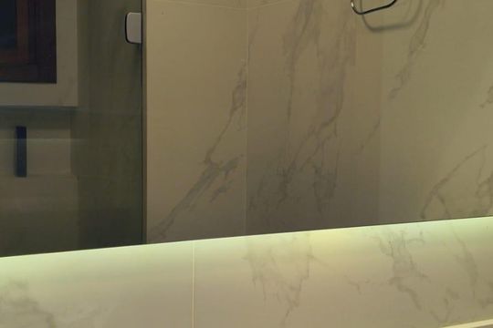 Banheiro da Suíte de apartamento para alugar com 3 quartos, 90m² em Menino Deus, Porto Alegre