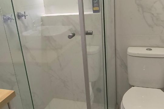 Banheiro da Suíte de apartamento para alugar com 3 quartos, 90m² em Menino Deus, Porto Alegre