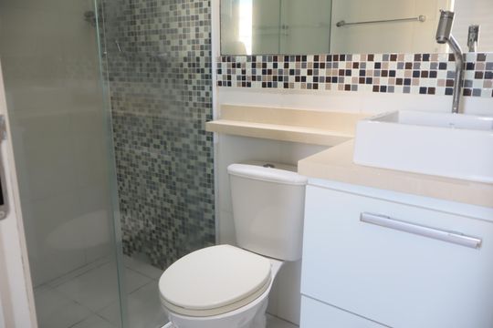 Banheiro suíte de apartamento para alugar com 1 quarto, 62m² em Vila Bela, São Paulo